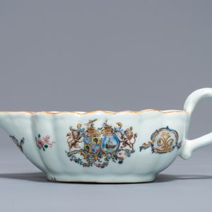 Une saucière et une assiette en porcelaine de Chine famille rose pour le marché hollandais, blasons de Van Tets, Qianlong — photo 4