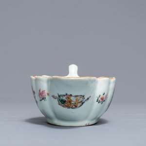 Une saucière et une assiette en porcelaine de Chine famille rose pour le marché hollandais, blasons de Van Tets, Qianlong — photo 5