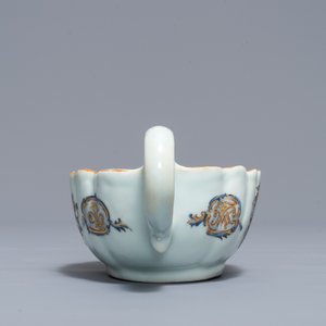 Une saucière et une assiette en porcelaine de Chine famille rose pour le marché hollandais, blasons de Van Tets, Qianlong — photo 7