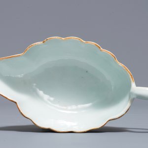Une saucière et une assiette en porcelaine de Chine famille rose pour le marché hollandais, blasons de Van Tets, Qianlong — photo 8