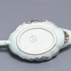 Une saucière et une assiette en porcelaine de Chine famille rose pour le marché hollandais, blasons de Van Tets, Qianlong — photo 9