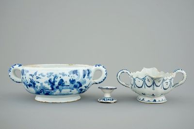 Une saucière, une salière et un bol à vin chaud, faïence de Delft, 17/18ème