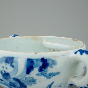 Une saucière, une salière et un bol à vin chaud, faïence de Delft, 17/18ème — photo 7