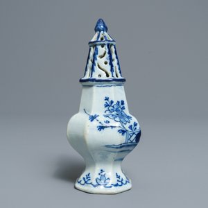 Une saupoudreuse de forme octagonale en faïence de Delft en bleu et blanc, 18ème — photo 4