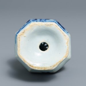 Une saupoudreuse de forme octagonale en faïence de Delft en bleu et blanc, 18ème — photo 5