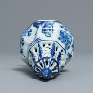Une saupoudreuse de forme octagonale en faïence de Delft en bleu et blanc, 18ème — photo 6