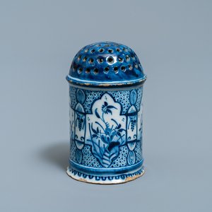 Une saupoudreuse en faïence de Delft en bleu et blanc, 18ème — photo 1