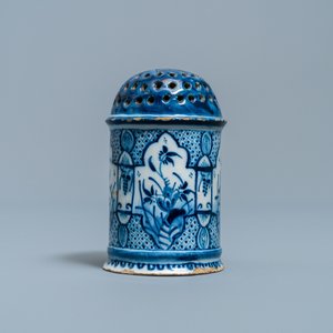 Une saupoudreuse en faïence de Delft en bleu et blanc, 18ème — photo 2