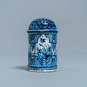 Une saupoudreuse en faïence de Delft en bleu et blanc, 18ème — photo 4