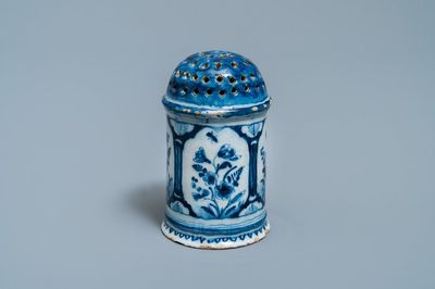 Une saupoudreuse en faïence de Delft en bleu et blanc, 18ème