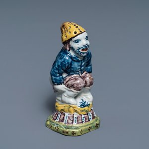 Une saupoudreuse en faïence de Delft polychrome en forme d'un homme chiant, 18ème — photo 1