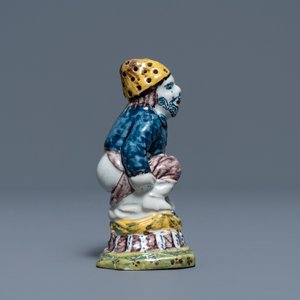 Une saupoudreuse en faïence de Delft polychrome en forme d'un homme chiant, 18ème — photo 3