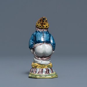Une saupoudreuse en faïence de Delft polychrome en forme d'un homme chiant, 18ème — photo 4