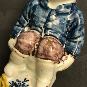 Une saupoudreuse en faïence de Delft polychrome en forme d'un homme chiant, 18ème — photo 8