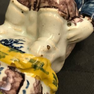 Une saupoudreuse en faïence de Delft polychrome en forme d'un homme chiant, 18ème — photo 9