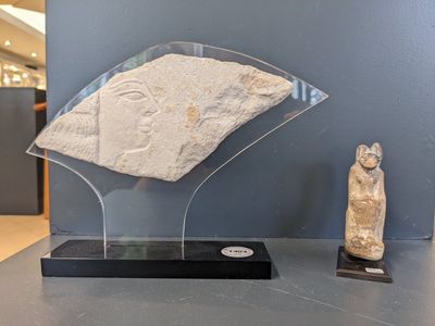 Une sculpture d'Anoubis, deux fragments de sarcophages et un fragment d'un bas-relief, Egype, Basse époque — photo 2