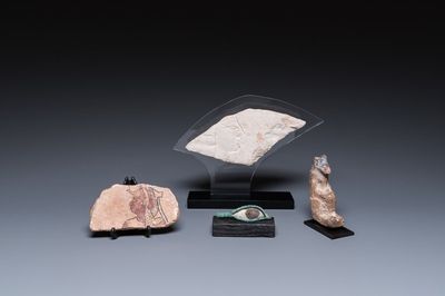 Une sculpture d'Anoubis, deux fragments de sarcophages et un fragment d'un bas-relief, Egype, Basse époque