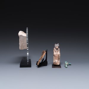 Une sculpture d'Anoubis, deux fragments de sarcophages et un fragment d'un bas-relief, Egype, Basse époque — photo 3