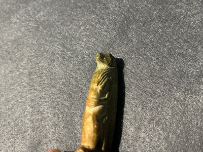 Une sculpture d'Osiris en pierre verte, une de Thot en fritte verte et une scarabée en stéatite, Egypte, Nouvel Empire à période ptolémaïque — photo 11