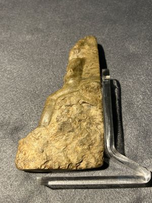 Une sculpture d'Osiris en pierre verte, une de Thot en fritte verte et une scarabée en stéatite, Egypte, Nouvel Empire à période ptolémaïque — photo 4