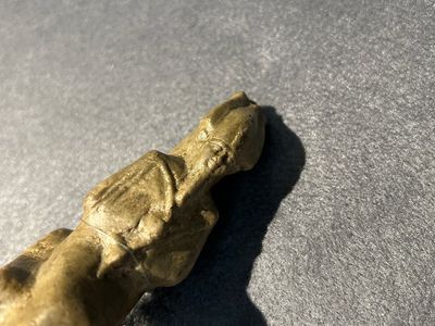 Une sculpture d'Osiris en pierre verte, une de Thot en fritte verte et une scarabée en stéatite, Egypte, Nouvel Empire à période ptolémaïque — photo 5