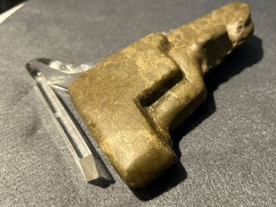 Une sculpture d'Osiris en pierre verte, une de Thot en fritte verte et une scarabée en stéatite, Egypte, Nouvel Empire à période ptolémaïque — photo 6