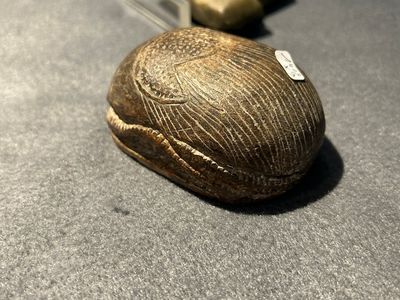 Une sculpture d'Osiris en pierre verte, une de Thot en fritte verte et une scarabée en stéatite, Egypte, Nouvel Empire à période ptolémaïque — photo 8