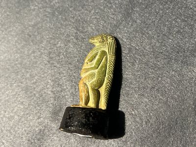 Une sculpture d'Osiris en pierre verte, une de Thot en fritte verte et une scarabée en stéatite, Egypte, Nouvel Empire à période ptolémaïque — photo 10