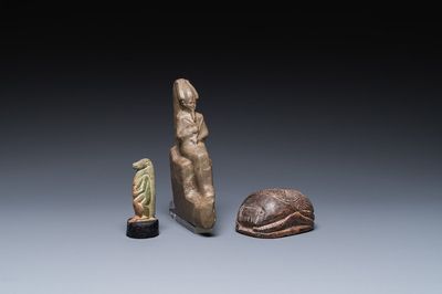 Une sculpture d'Osiris en pierre verte, une de Thot en fritte verte et une scarabée en stéatite, Egypte, Nouvel Empire à période ptolémaïque