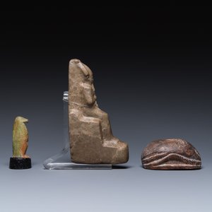 Une sculpture d'Osiris en pierre verte, une de Thot en fritte verte et une scarabée en stéatite, Egypte, Nouvel Empire à période ptolémaïque — photo 3