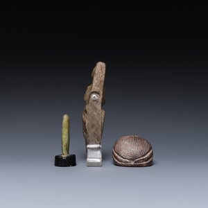 Une sculpture d'Osiris en pierre verte, une de Thot en fritte verte et une scarabée en stéatite, Egypte, Nouvel Empire à période ptolémaïque — photo 4