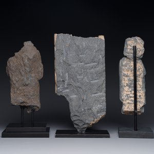 Une sculpture du Bodhisattva Maitreya, un fragment d'un bouddha assis et une sculpture d'un maître avec un enfant en schiste, Gandhara, 1/5ème — photo 2