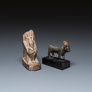 Une sculpture d'un prêtre ou fonctionnaire avec Osiris en basalte et une d'Apis en bronze, Egypte, Basse époque — photo 1