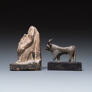 Une sculpture d'un prêtre ou fonctionnaire avec Osiris en basalte et une d'Apis en bronze, Egypte, Basse époque — photo 4