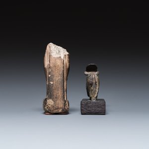 Une sculpture d'un prêtre ou fonctionnaire avec Osiris en basalte et une d'Apis en bronze, Egypte, Basse époque — photo 5