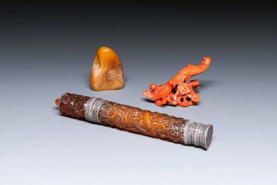 Une sculpture en corail rouge représentant des oiseaux, une sculpture en pierre jaune représentant un paysage et un récipient, Chine, 19ème