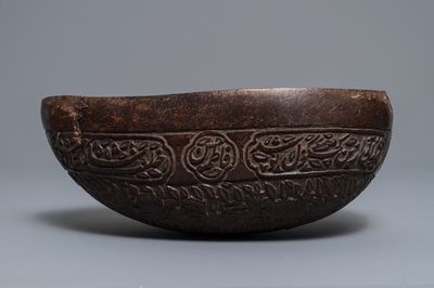 Une sébile de derviche 'kashkul' en coco de mer, art qajar, Iran, 19ème