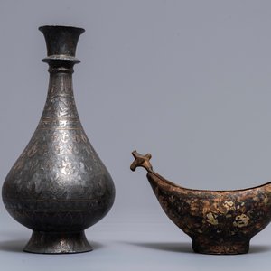 Une sébile de derviche 'kashkul', Iran, et un vase bidri, Inde, 18/19ème — photo 2
