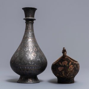Une sébile de derviche 'kashkul', Iran, et un vase bidri, Inde, 18/19ème — photo 3