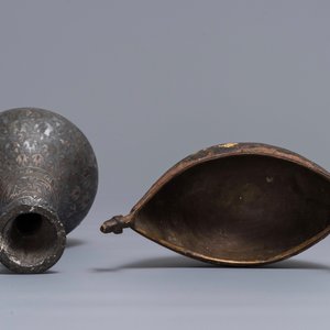 Une sébile de derviche 'kashkul', Iran, et un vase bidri, Inde, 18/19ème — photo 7