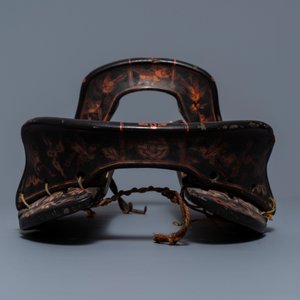 Une selle en bois laqué et peint, Japon, Edo/Meiji, 18/19ème — photo 2