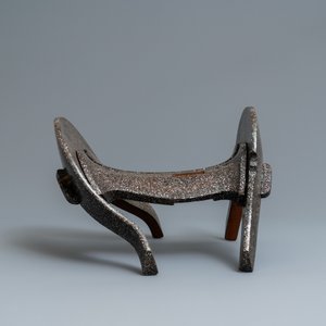 Une selle 'kura' décoré aogai-nashiji et une paire d'étriers 'abumi', Japon, Edo, 16ème — photo 12