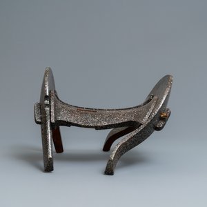 Une selle 'kura' décoré aogai-nashiji et une paire d'étriers 'abumi', Japon, Edo, 16ème — photo 14