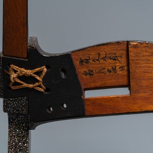 Une selle 'kura' décoré aogai-nashiji et une paire d'étriers 'abumi', Japon, Edo, 16ème — photo 17