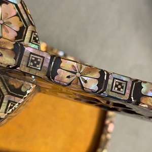 Une selle 'kura' décoré aogai-nashiji et une paire d'étriers 'abumi', Japon, Edo, 16ème — photo 20