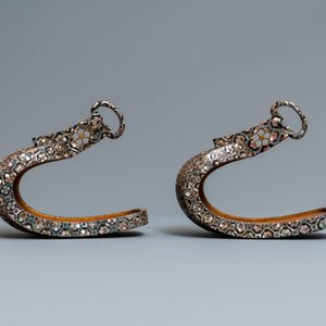 Une selle 'kura' décoré aogai-nashiji et une paire d'étriers 'abumi', Japon, Edo, 16ème — photo 5