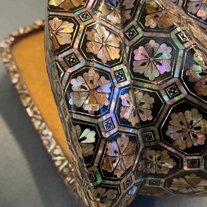 Une selle 'kura' décoré aogai-nashiji et une paire d'étriers 'abumi', Japon, Edo, 16ème — photo 26