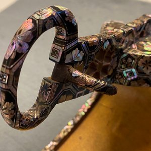 Une selle 'kura' décoré aogai-nashiji et une paire d'étriers 'abumi', Japon, Edo, 16ème — photo 35