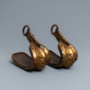 Une selle 'kura' et sa paire d'étriers 'abumi' en laque dorée, Japon, Muromachi, 16ème — photo 2