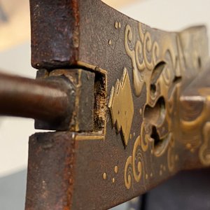 Une selle 'kura' et sa paire d'étriers 'abumi' en laque dorée, Japon, Muromachi, 16ème — photo 40